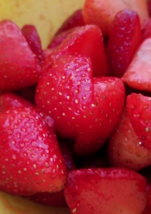 รูปของ ยำสตรอเบอร์รี่ 🍓 ง่ายๆ (เท่าที่มี) - พริกป่นจากพิซซ่า