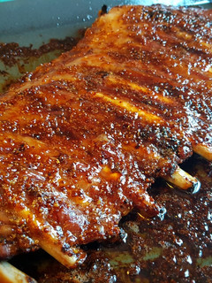 Una foto de Costillas al horno con mostaza antigua y miel de romero.👌
