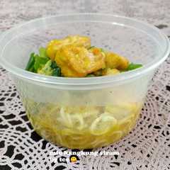 A picture of Mie kangkung siram.