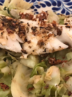 Una foto de Filete de tilapia con col escalfada. 100% libre de grasa