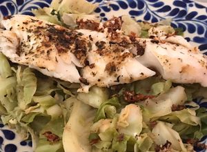 Una foto de Filete de tilapia con col escalfada. 100% libre de grasa