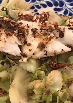 Una foto de Filete de tilapia con col escalfada. 100% libre de grasa