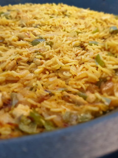 Una foto de Arroz con curry, pollo y pimientos