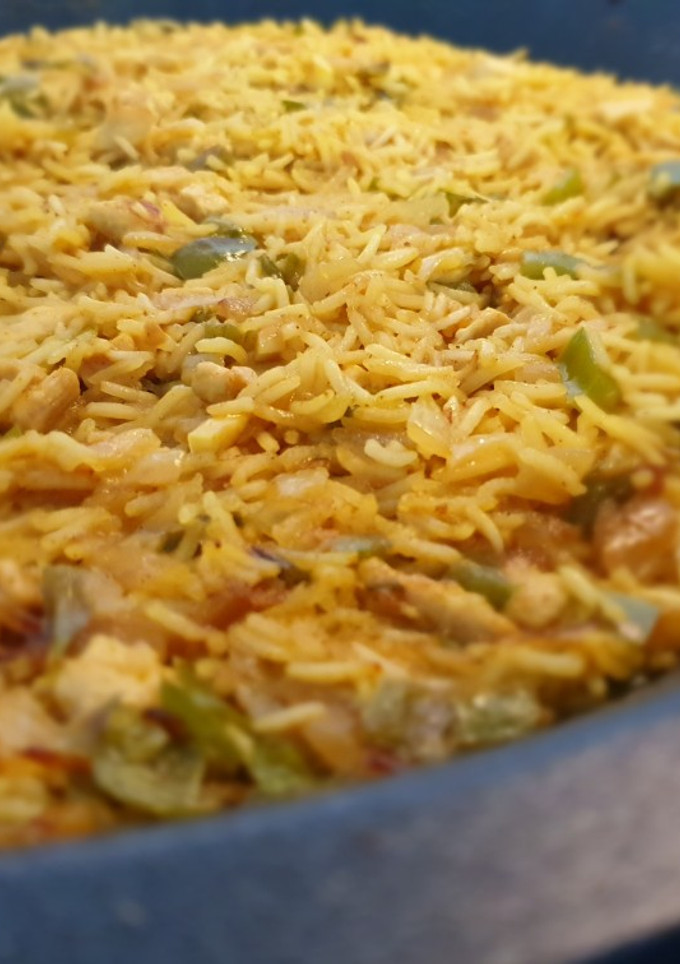 Una foto de Arroz con curry, pollo y pimientos