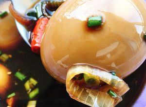 Hình của món Trứng gà ngâm nước tương.