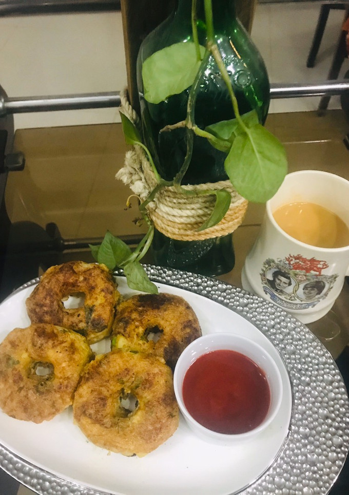 A picture of Donut cutlus with chai.