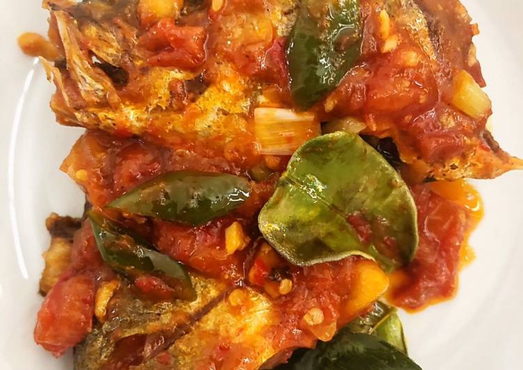 Bahan-bahan Ikan Kembung Saus Tomat yang lezat dan Mudah Dibuat