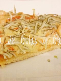 Una foto de 🍕Pizza de gulas y gambas
