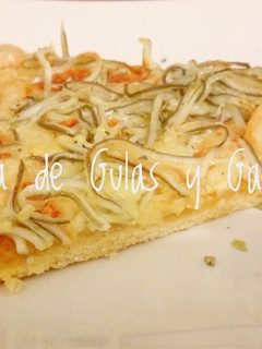 Una foto de 🍕Pizza de gulas y gambas