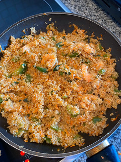 Una foto de Quinoa con langostinos