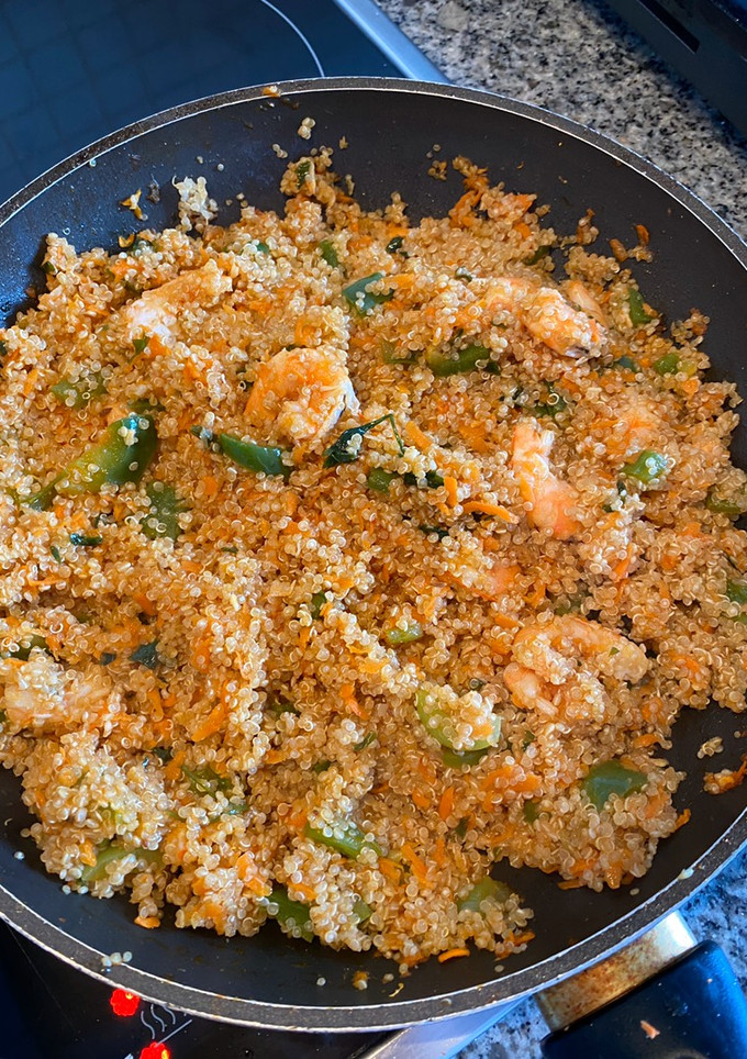 Una foto de Quinoa con langostinos