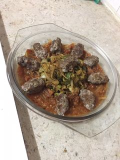 صورة لوصفة كفتة مشوية على الغاز مع خضار سوتيه وصوص الطماطم 😊