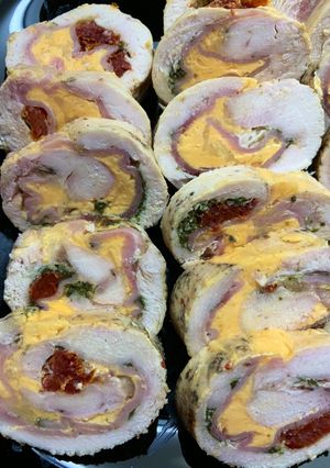 Una foto de Matambre de pollo, arrollado de pollo, suprema rellena o como más te guste!