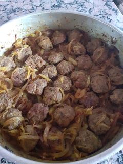صورة لوصفة مقيلة بالكفتة والبصل معسلة 😋😋
