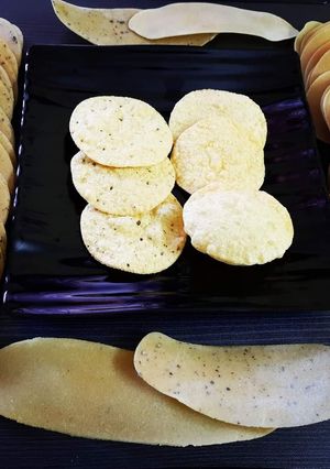 A picture of Urad dal appalam or papad.
