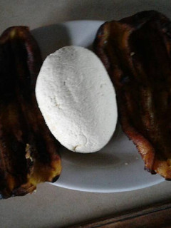 Una foto de Plátano maduro con cuajada