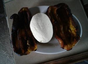 Una foto de Plátano maduro con cuajada