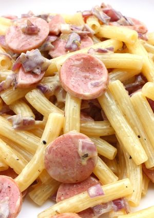 Hình của món Carbonara pasta xúc xích sốt kem.