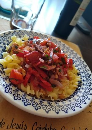 Una foto de Pasta con pimientos y nueces