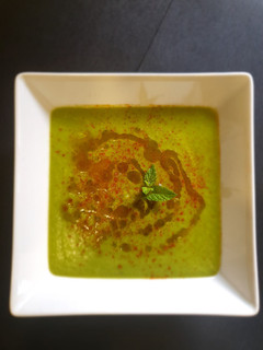 Una foto de Crema de guisantes con aceite de menta (sin gluten, vegetariano)
