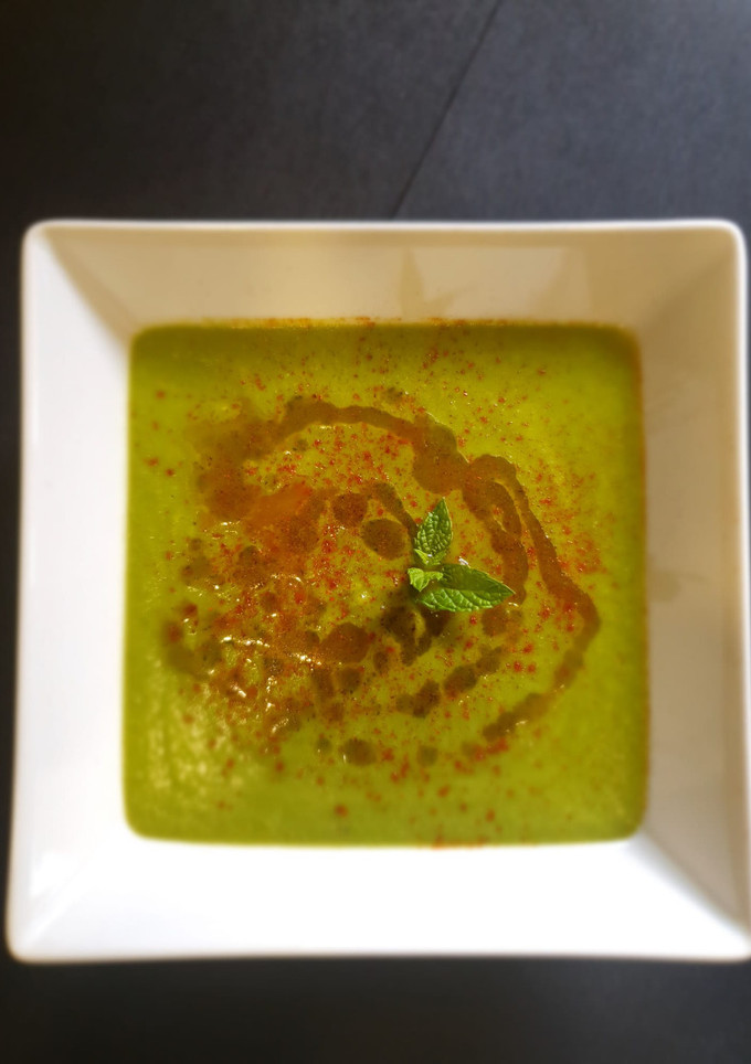 Una foto de Crema de guisantes con aceite de menta (sin gluten, vegetariano)