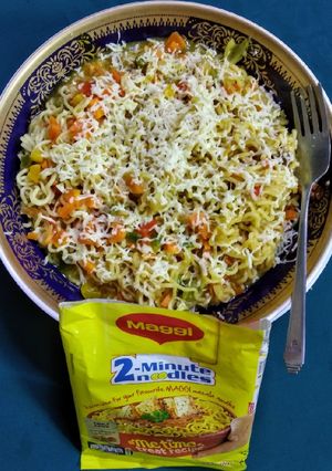 চীজ ফ্রাইড ম্যাগি (cheese fried maggi recipe in Bengali) রেসিপির প্রধান ছবি