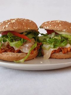 Una foto de Pulled chicken burgers