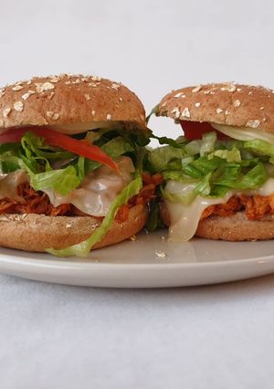 Una foto de Pulled chicken burgers