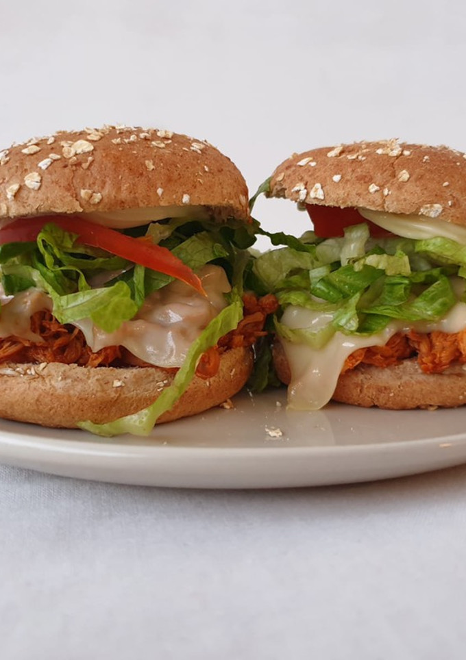 Una foto de Pulled chicken burgers