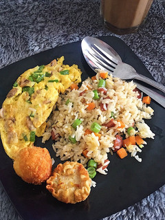 Foto resep Nasi goreng + omelette simple buat sarapan