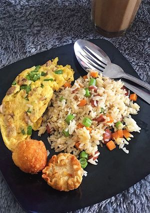 Foto resep Nasi goreng + omelette simple buat sarapan
