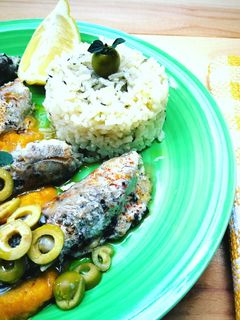 Una foto de Pescado blanco en su jugo con arroz al tomillo y zanahoria