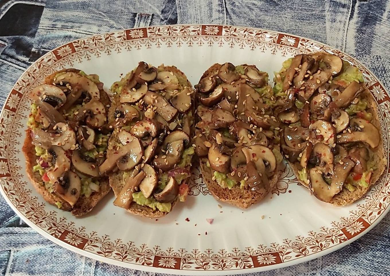 Tostadas con guacamole y champiñones