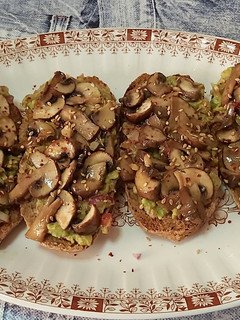Una foto de Tostadas con guacamole y champiñones