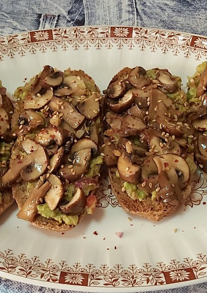 Una foto de Tostadas con guacamole y champiñones