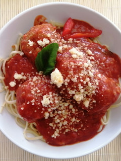 Una foto de Spaghetti con albóndigas al pesto en salsa pomodoro