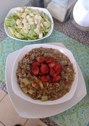 Una foto de Lentejas con vienesa