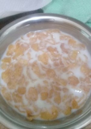 صورة لوصفة كورن فليكس باللبن والسكر