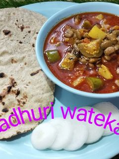 वांगी बटाटा ओलावाल मिक्स करी (Mix Vegetable Curry Recipe In Marathi) रेसिपी चे मुख्य फोटो