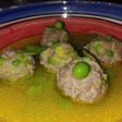 Albóndigas con guisantes en caldo de albahaca