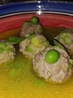 Una foto de Albóndigas con guisantes en caldo de albahaca