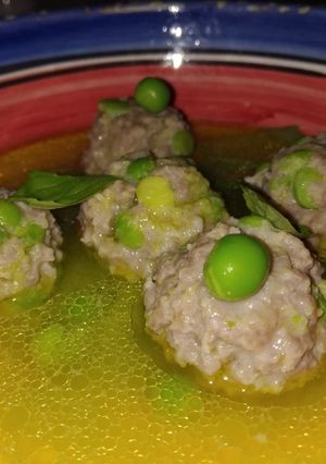 Una foto de Albóndigas con guisantes en caldo de albahaca