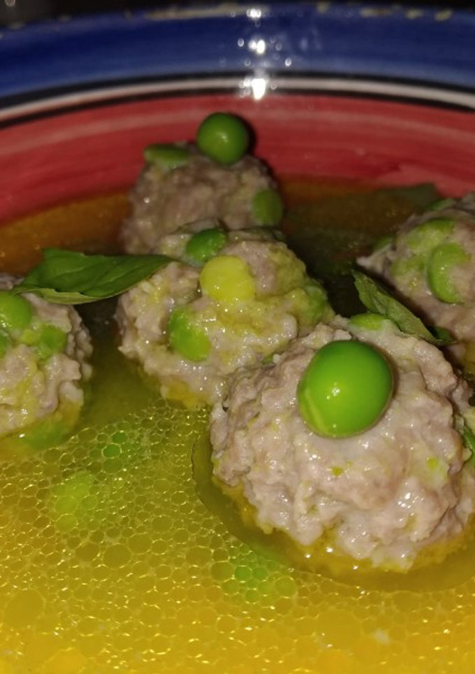 Una foto de Albóndigas con guisantes en caldo de albahaca