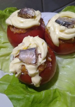 Una foto de TOMATES RELLENOS con Puré y Sardinas