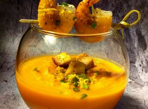 Una foto de Crema de zanahoria y naranja con camarones