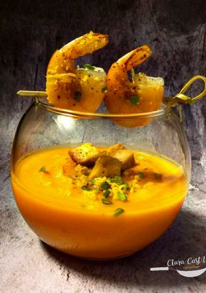 Una foto de Crema de zanahoria y naranja con camarones