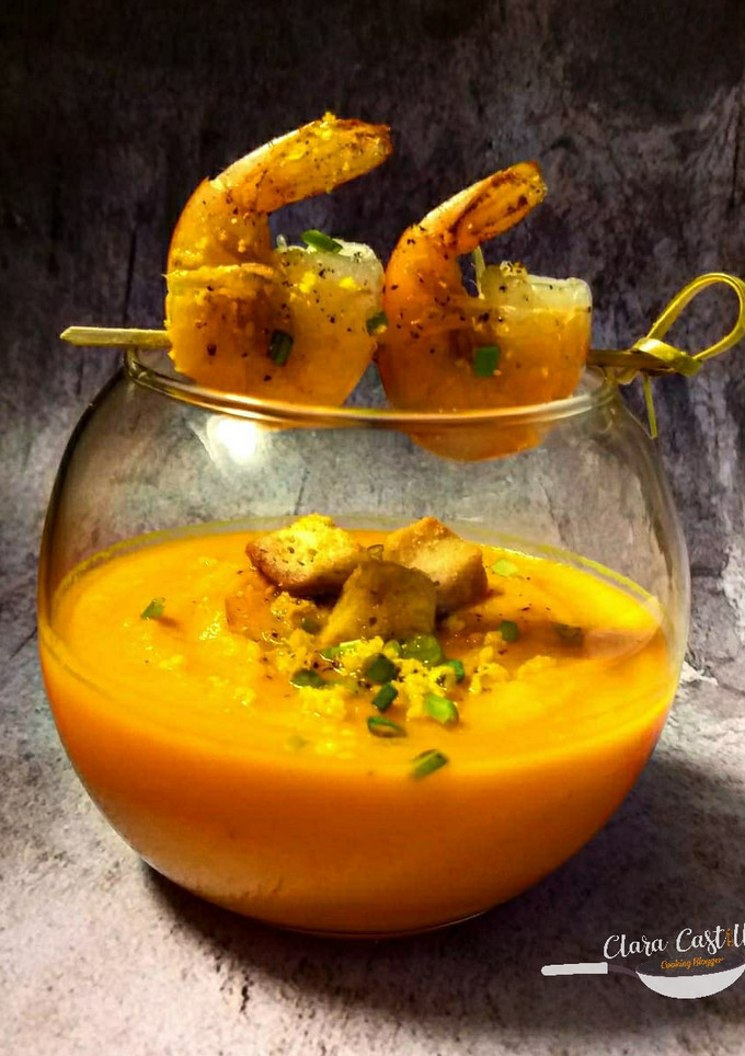 Una foto de Crema de zanahoria y naranja con camarones