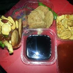 A picture of Banarasi tomato street chaat.