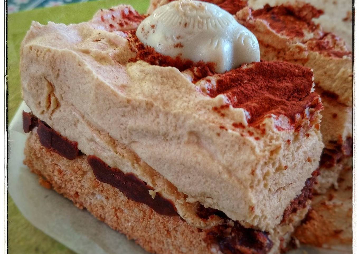 Entremet chocolat blond, biscuit noisettes et croquant chocolat