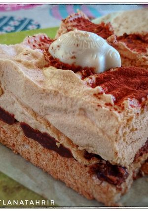 Une photo de Entremet chocolat blond, biscuit noisettes et croquant chocolat
